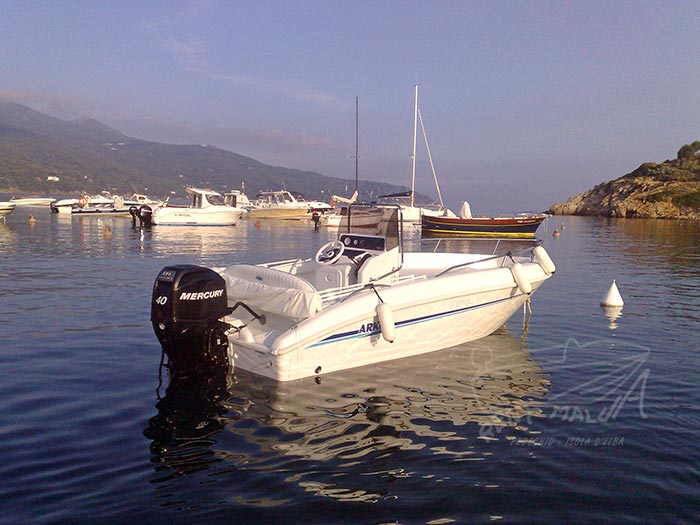 Elba noleggio barca arkos 537 ormeggiata alla Guardiola